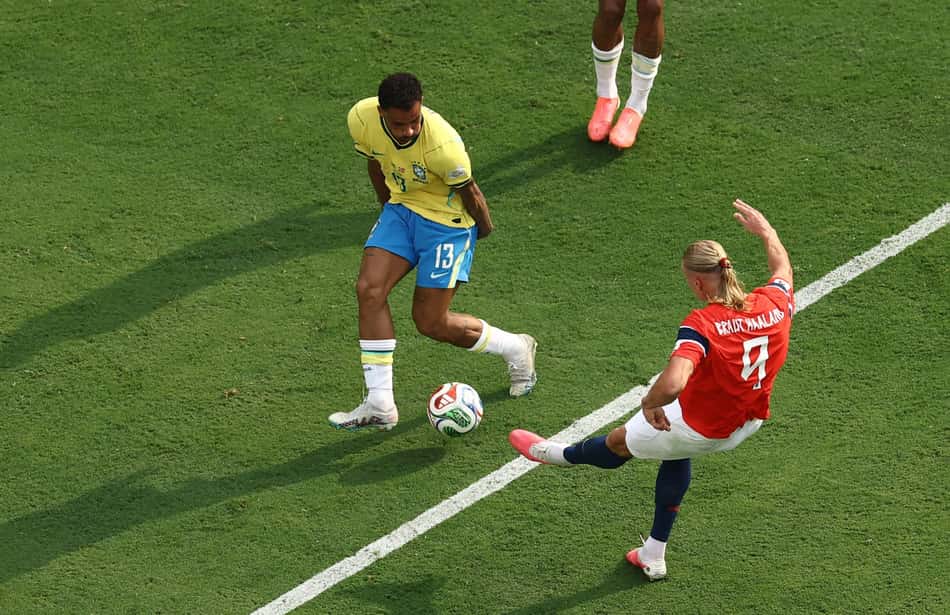 Marcado por Danilo, Haaland finaliza para ampliar vantagem da Noruega contra o Brasil nas oitavas da Copa do Mundo