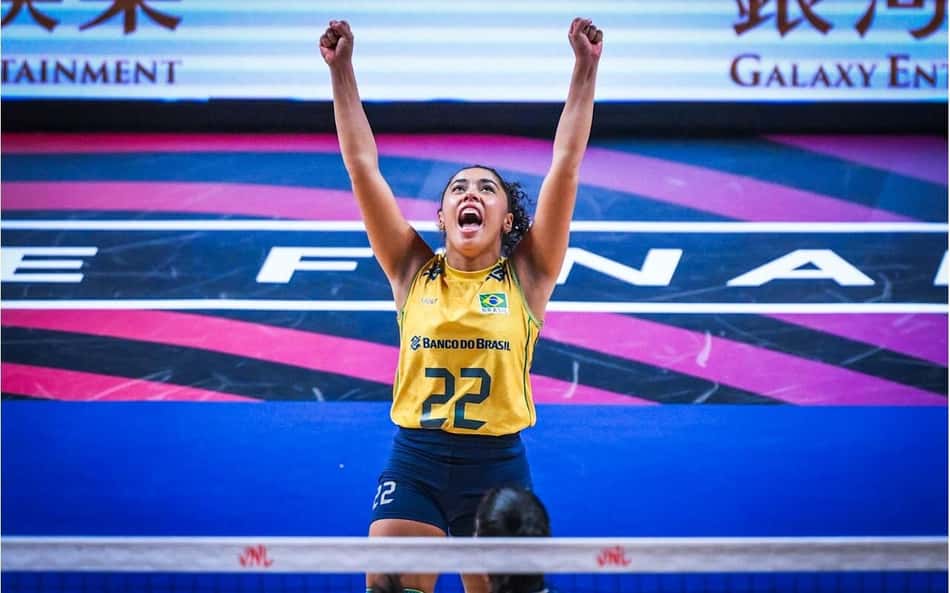 Marcelle comemora após classificação do Brasil para a final da VNL (Foto: Volleyball World)