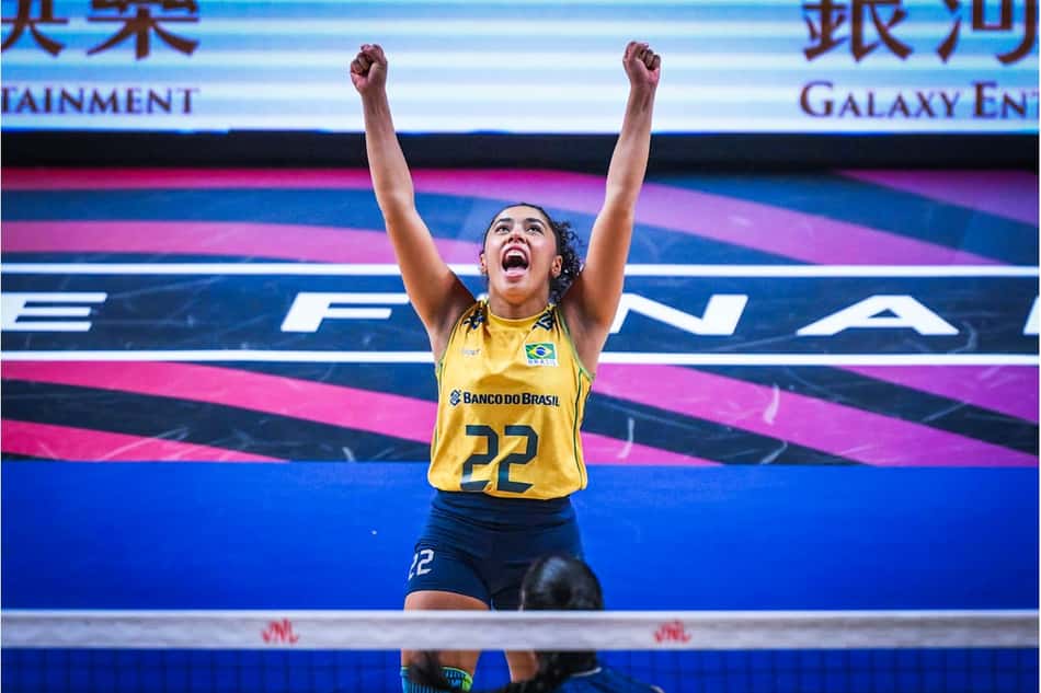 Marcelle comemora após classificação do Brasil para a final da VNL (Foto: Volleyball World)