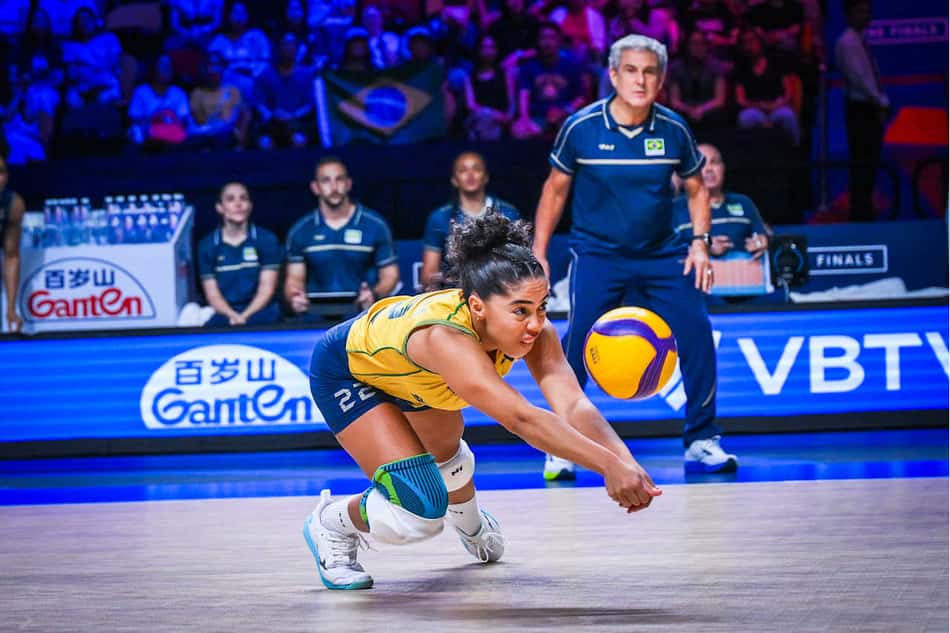 Marcelle comemora após classificação do Brasil para a final da VNL (Foto: Volleyball World)