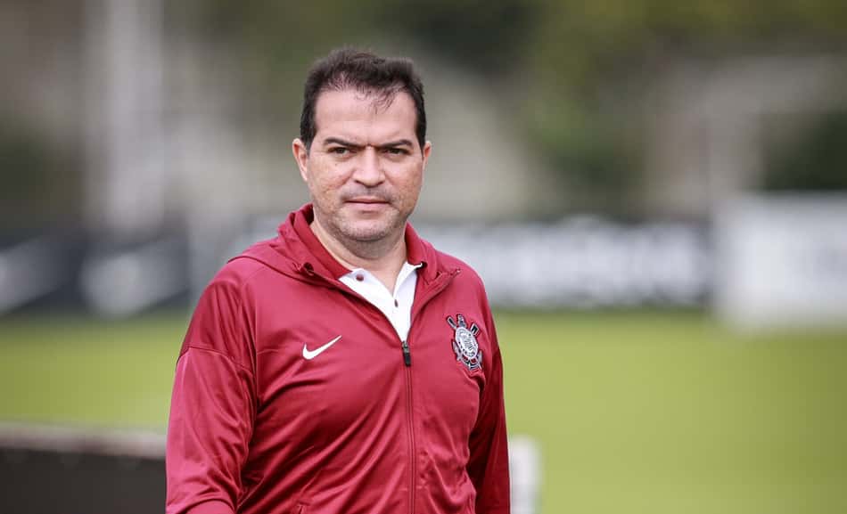 Marcelo Paz com agasalho de frio do Corinthians