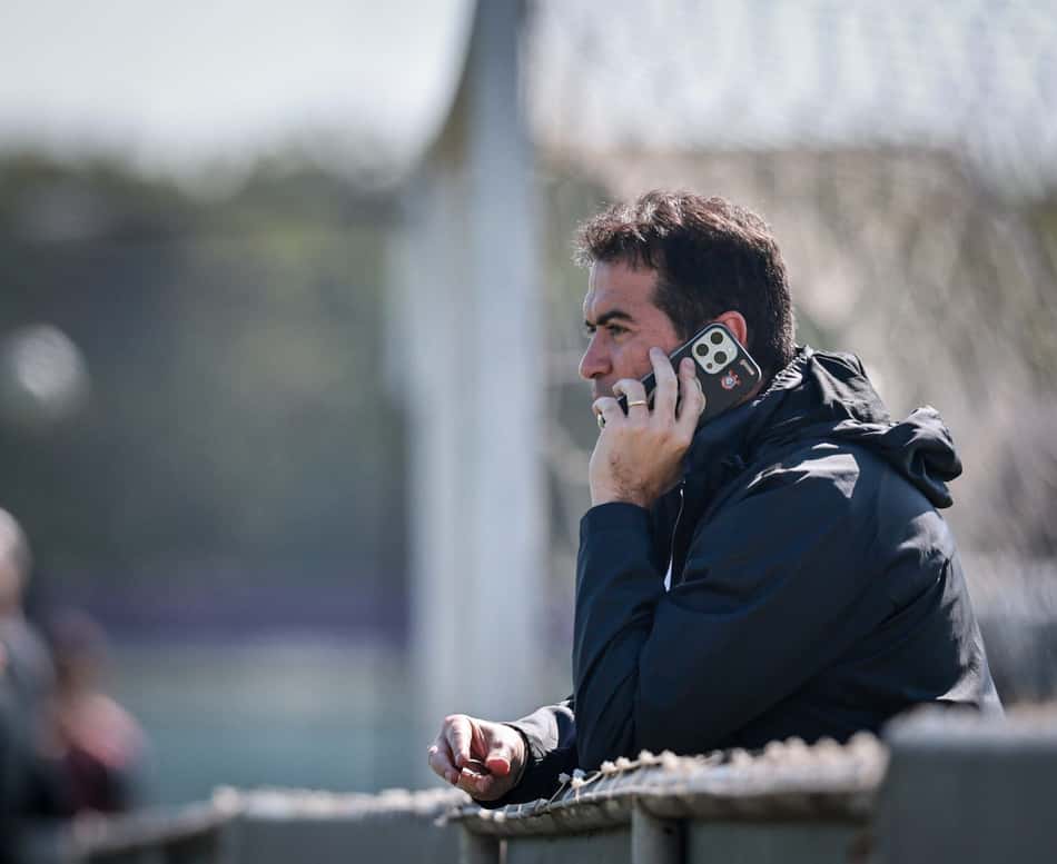 Marcelo Paz ao telefone durantre treinamento no Corinthians