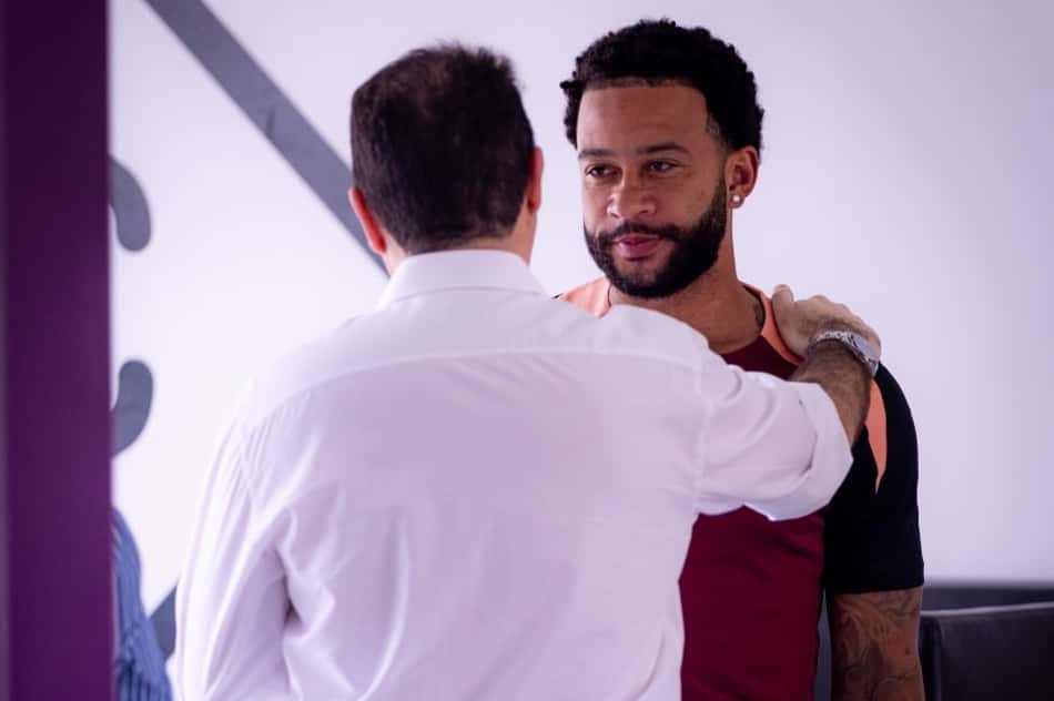 O meia-atacante Memphis Depay e Marcelo Paz no CT do Corinthians