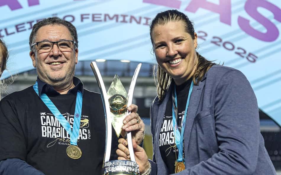 Marcelo Teixeira, presidente do Santos, e Thaís Picarte, coordenadora de futebol feminino do Santos