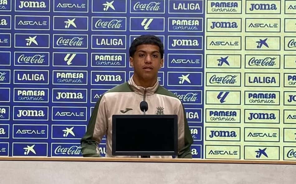 Márcio Gabriel na sala de imprensa do Villarreal, da Espanha