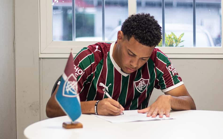 Marcos Paulo assina contrato com o Fluminense