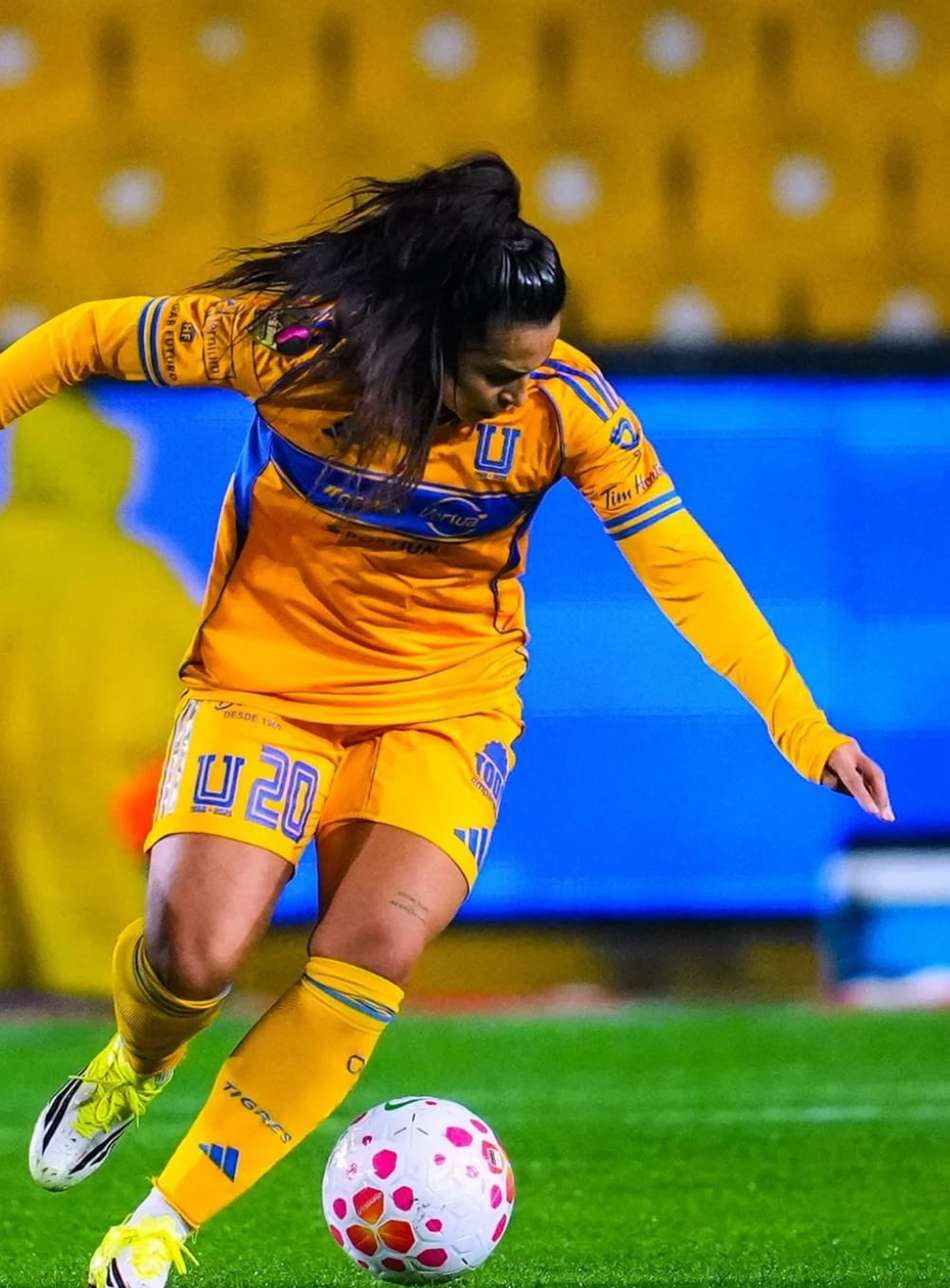 Mariza em ação pelo Tigres do México