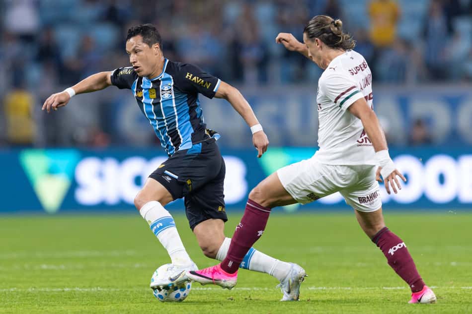 Marlon e Canobbio disputam bola durante Grêmio x Fluminense pelo Campeonato Brasileiro