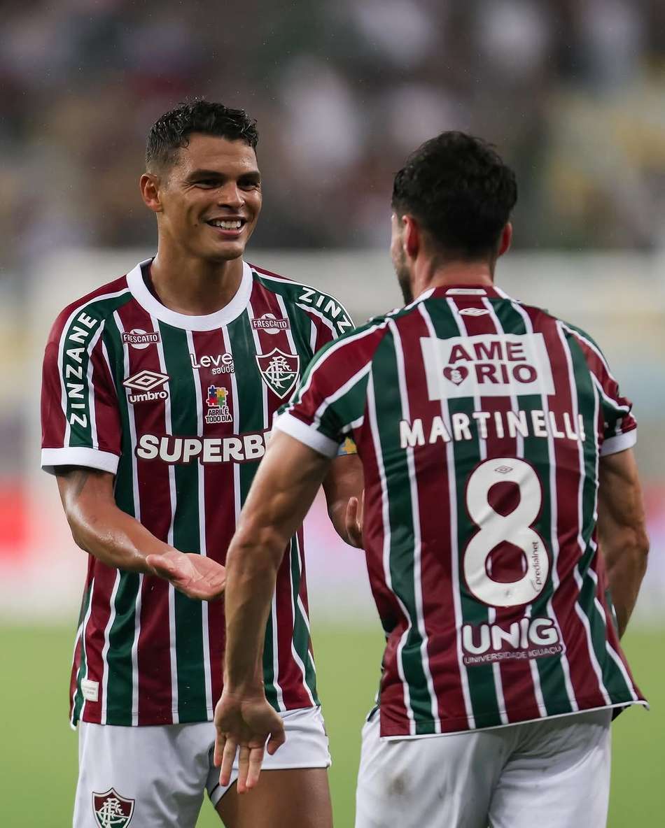 Martinelli e Thiago Silva se cumprimentam durante jogo do Fluminense