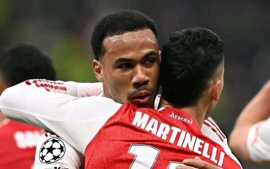 Gabriel Martinelli e Gabriel Magalhães comemorando gol pelo Arsenal