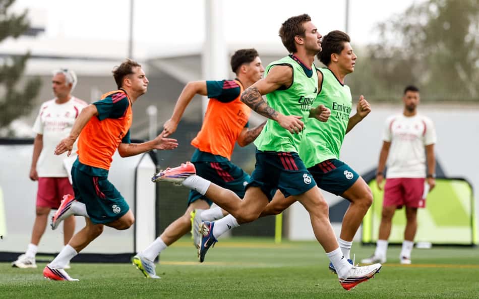 Mastantuono corre durante treino de pré-temporada do Real Madrid ao lado de companheiros