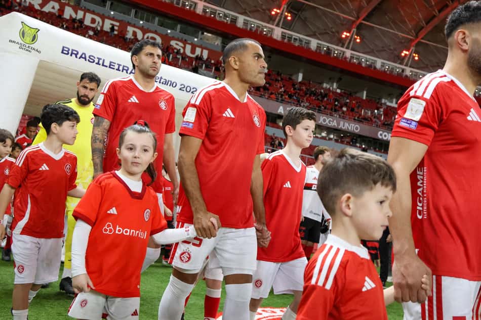 Matheus Cunha e jogadores do Internacional entram em campo contra o Flamengo