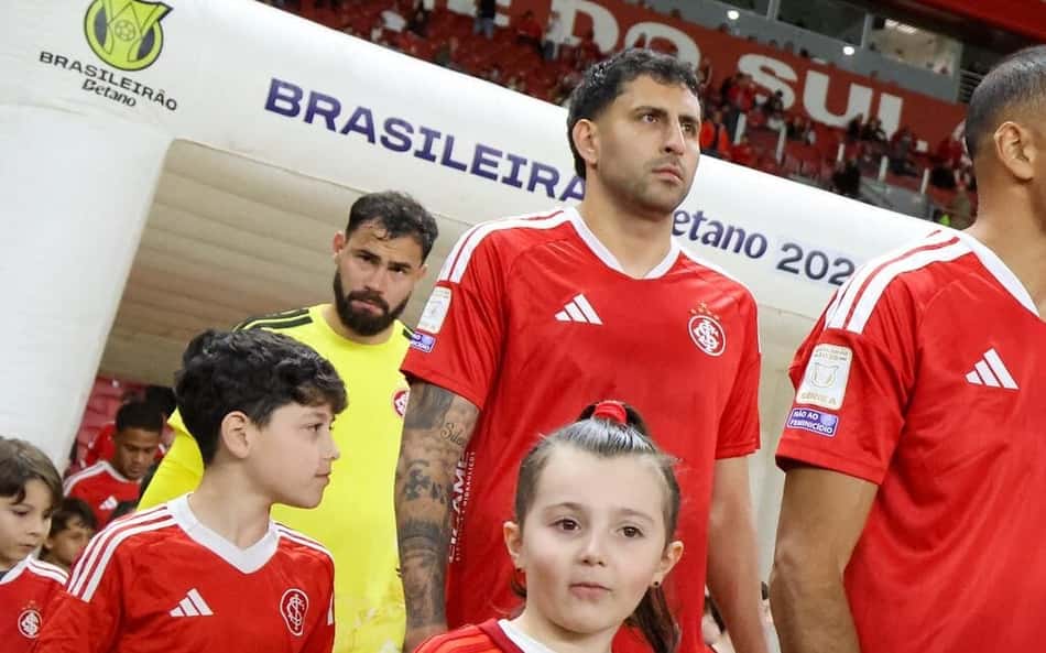 Matheus Cunha e jogadores do Internacional entram em campo contra o Flamengo
