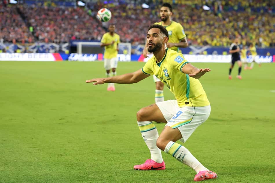 Matheus Cunha imita surfista em comemoração de gol contra a Escócia na Copa do Mundo