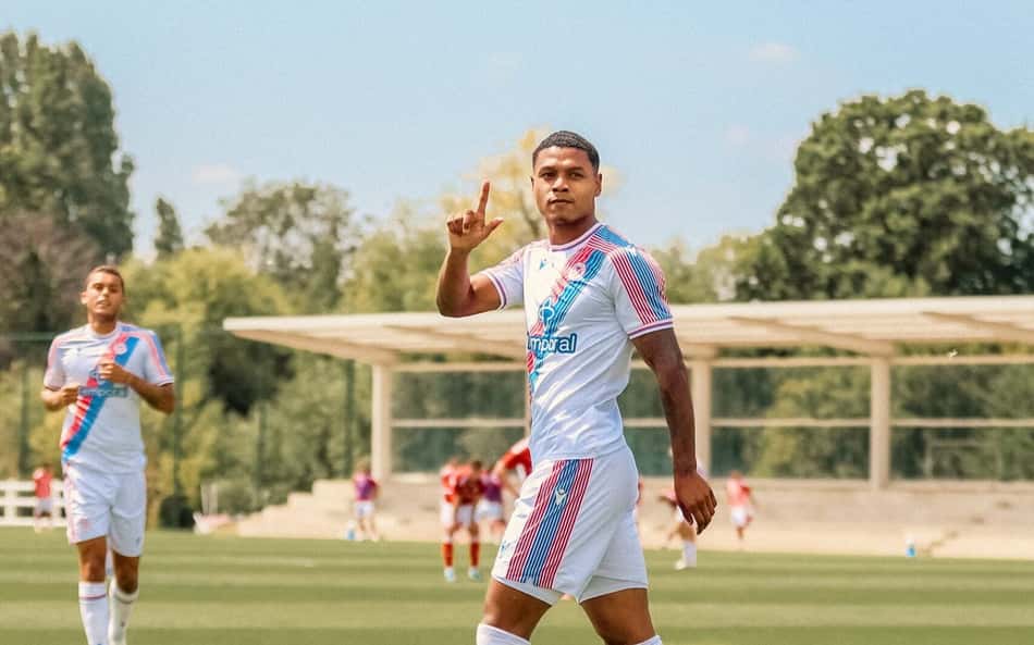 Após deixar o Vasco, Matheus França faz hat-trick em volta a time inglês