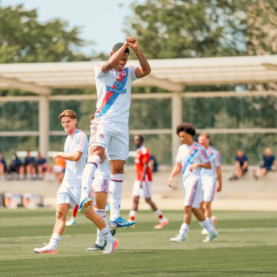 Matheus França comemorando o hat-trick pelo Crystal Palace 