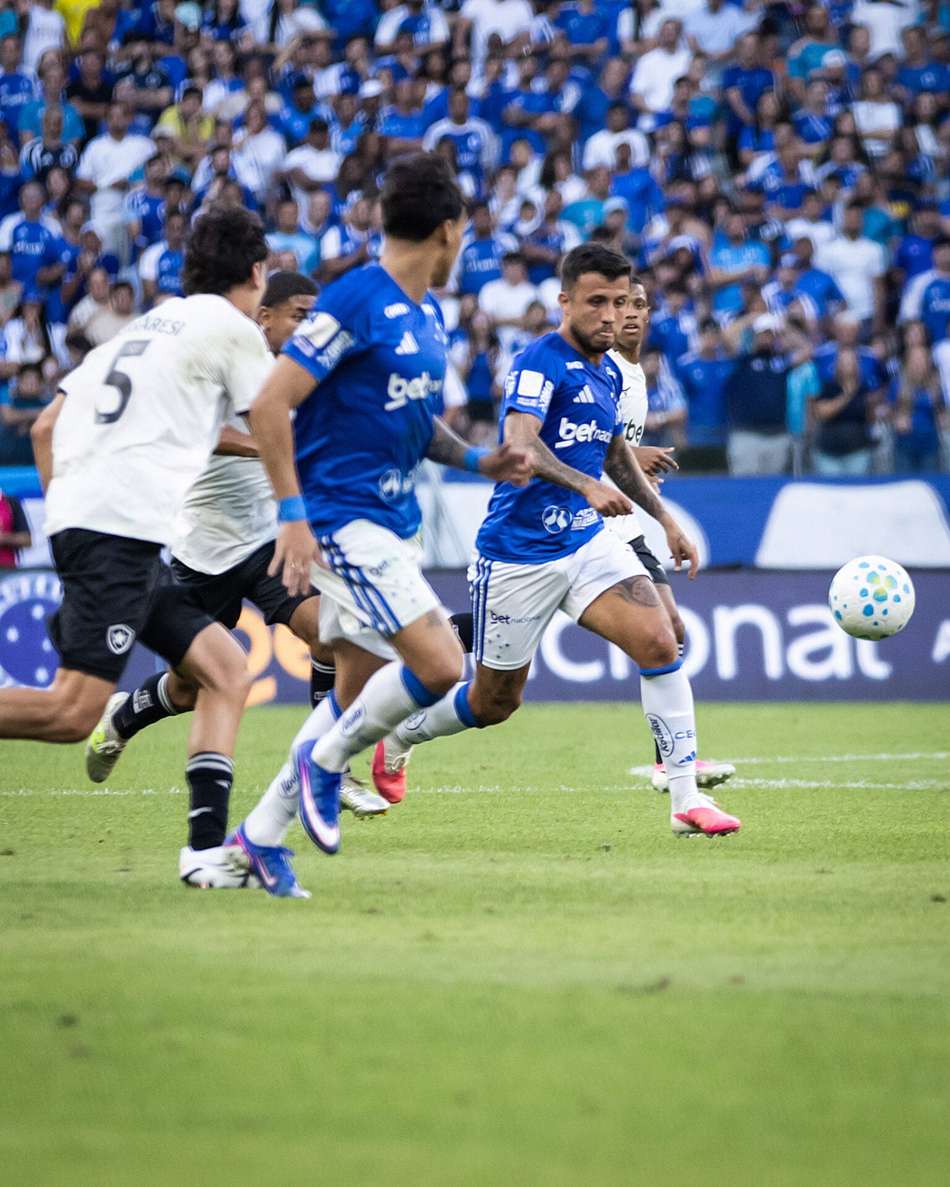 Matheus Henrique ocupou região parecida com a de Matheus Pereira em Cruzeiro x Botafogo 