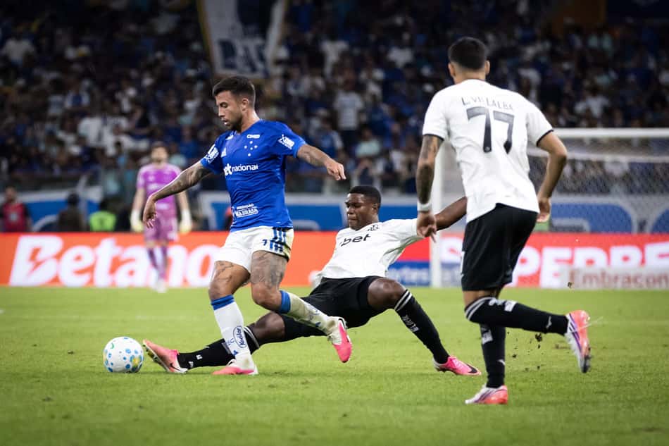 Matheus Henrique conduz bola no Mineirão   
