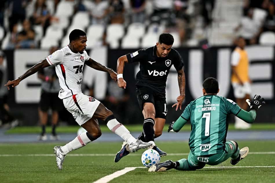 Matheus Martins chuta e para em defesa de Lucas Arcanjo em duelo entre Botafogo e Vitória
