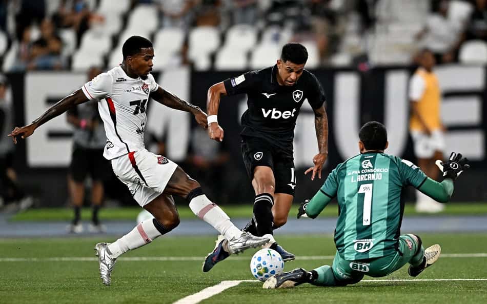 Matheus Martins chuta e para em defesa de Lucas Arcanjo em duelo entre Botafogo e Vitória