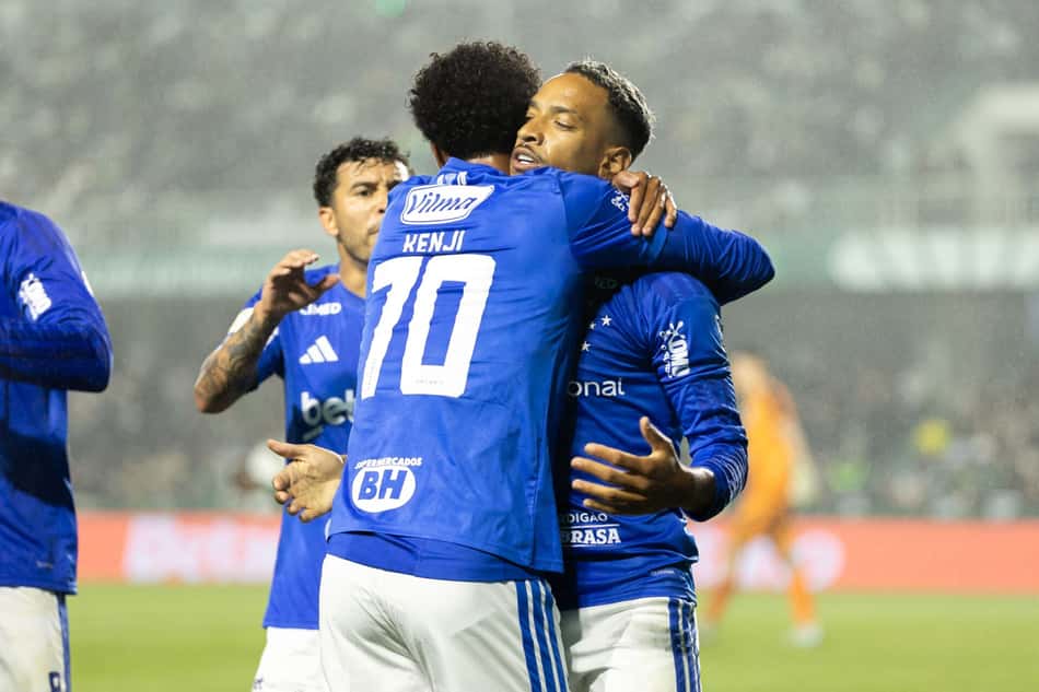 Matheus Pereira comemora gol com Kenji
