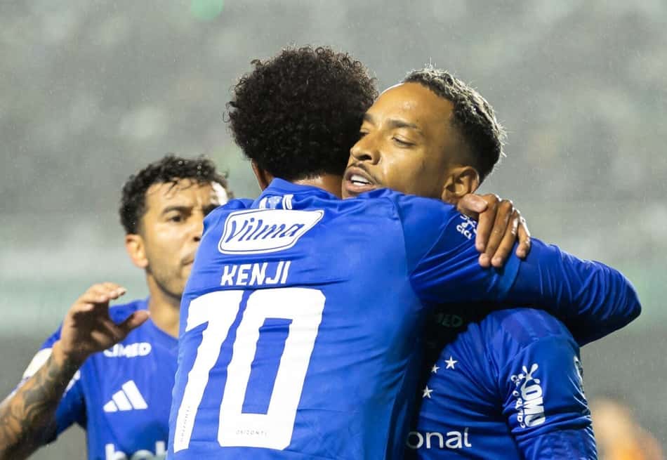 Matheus Pereira comemora gol com Kenji