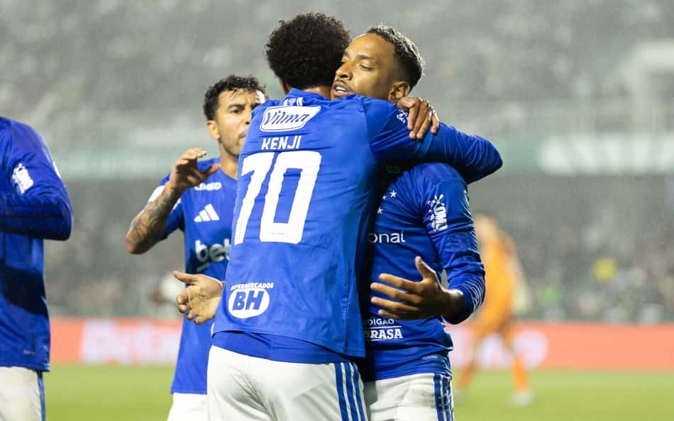 Matheus Pereira comemora gol com Kenji