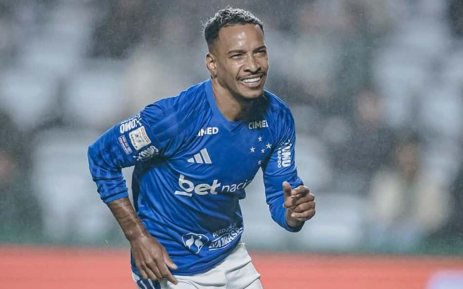 Matheus Pereira comemora gol pelo Cruzeiro contra o Coritiba