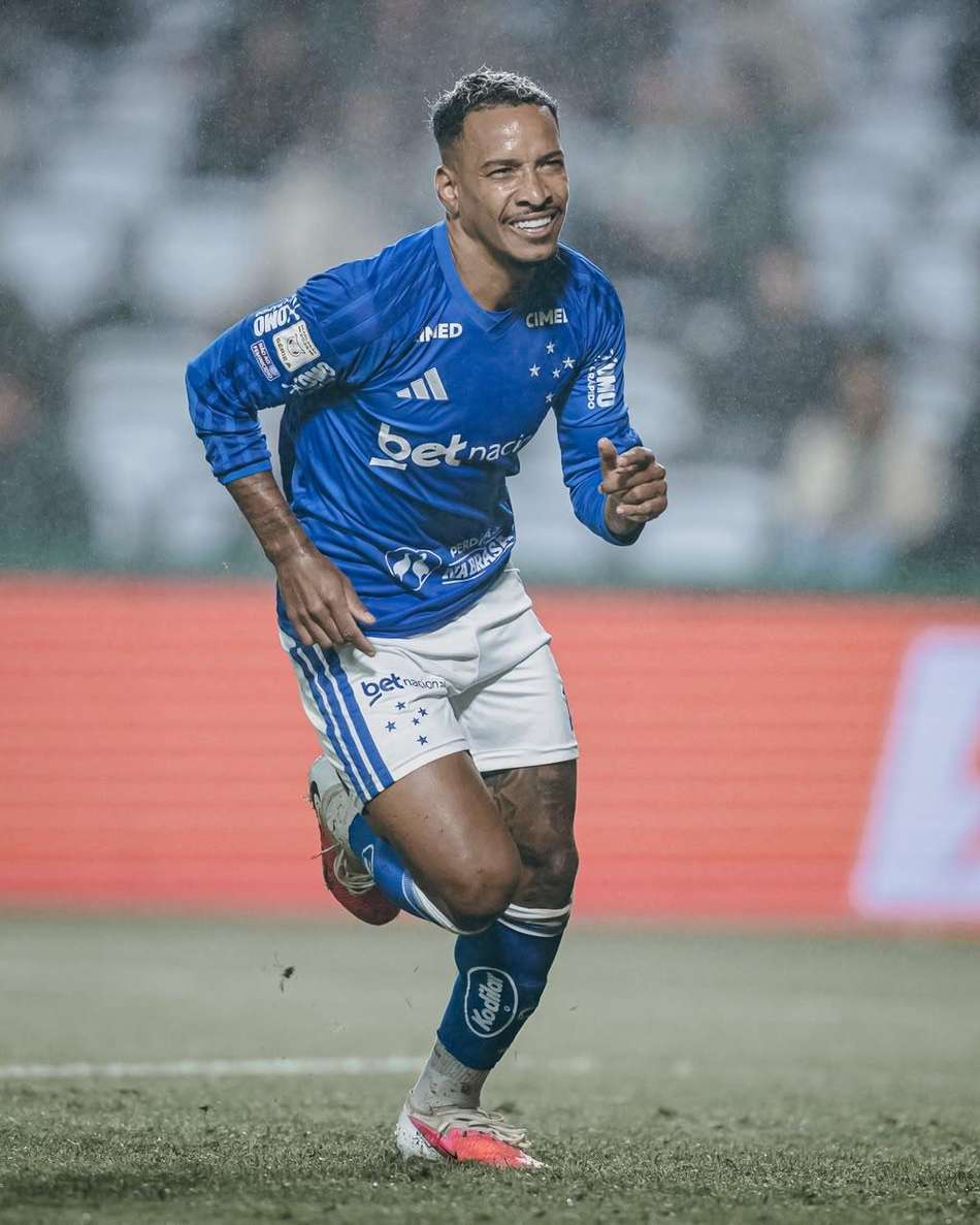 Matheus Pereira comemora gol pelo Cruzeiro contra o Coritiba
