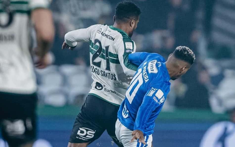 Matheus Pereira disputando bola