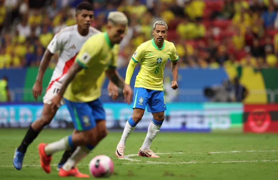 Matheus Pereira observa jogada do Brasil em jogo contra o Peru nas Eliminatórias para a Copa do Mundo