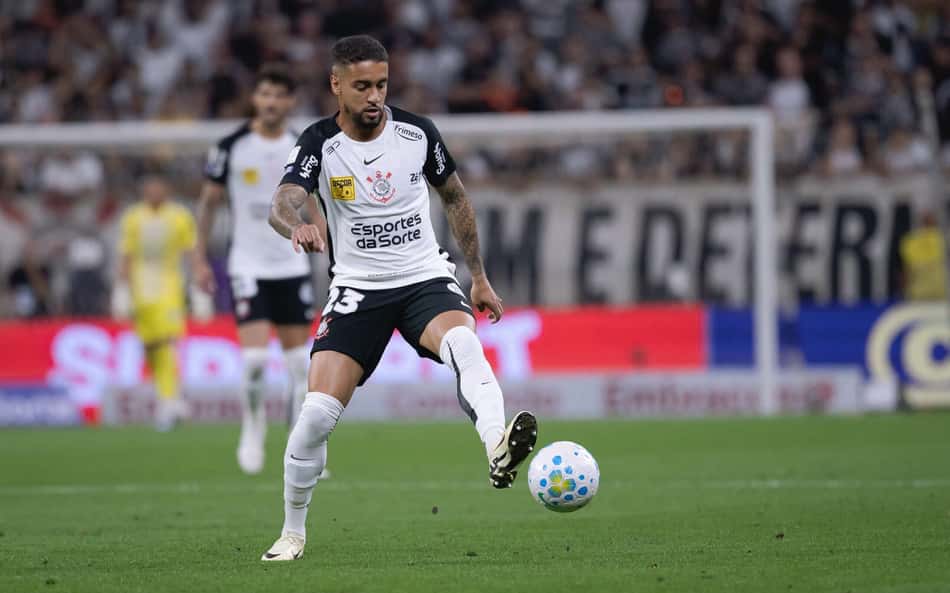 Matheus Pereira olhando para bola em jogo do Corinthians