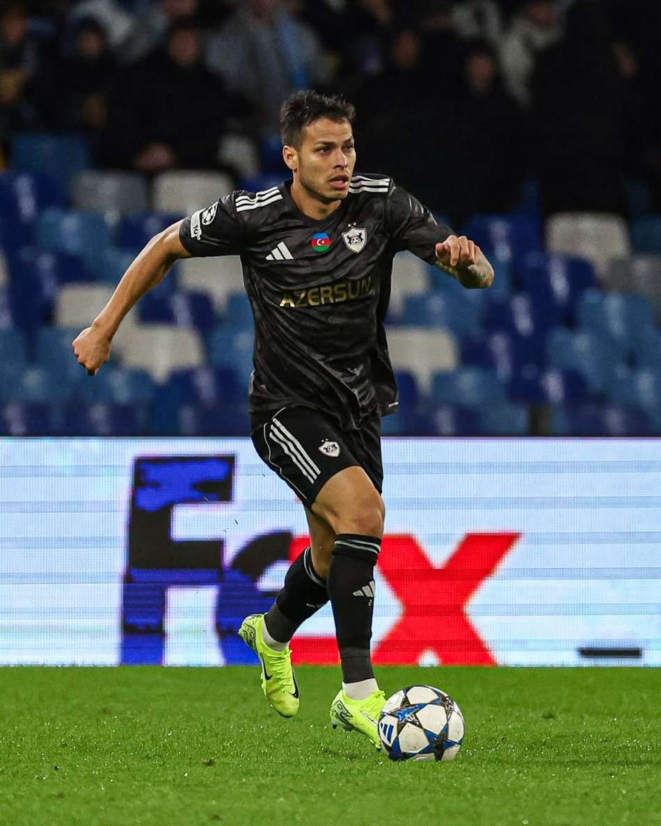 Matheus Silva em ação pelo Qarabag