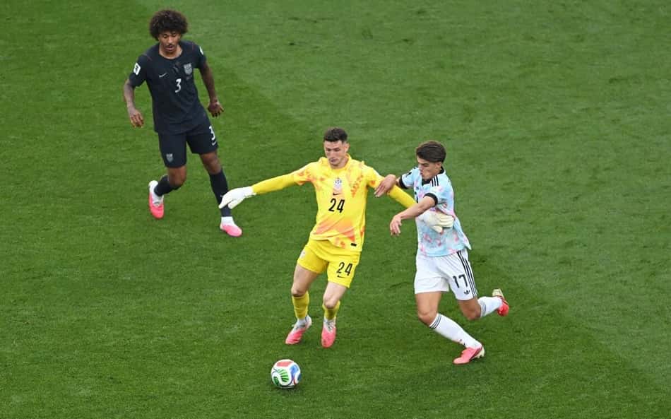 Falha de goleiro em Estados Unidos x Bélgica assusta torcedores: 'Não pode'