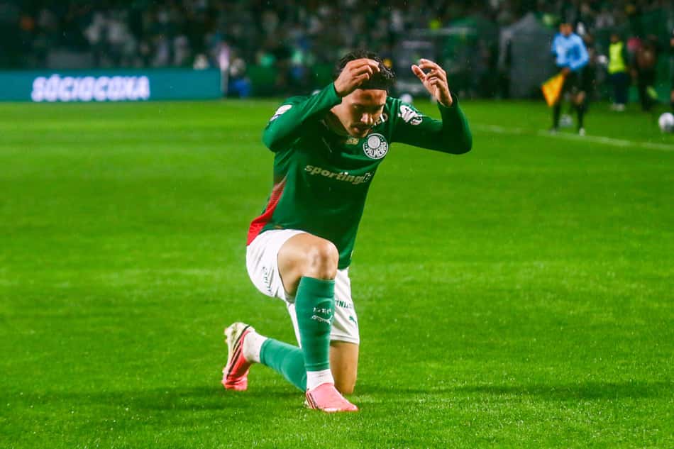 Maurício ajoelhado em comemoração de gol durante Coritiba x Palmeiras, pelo Brasileirão