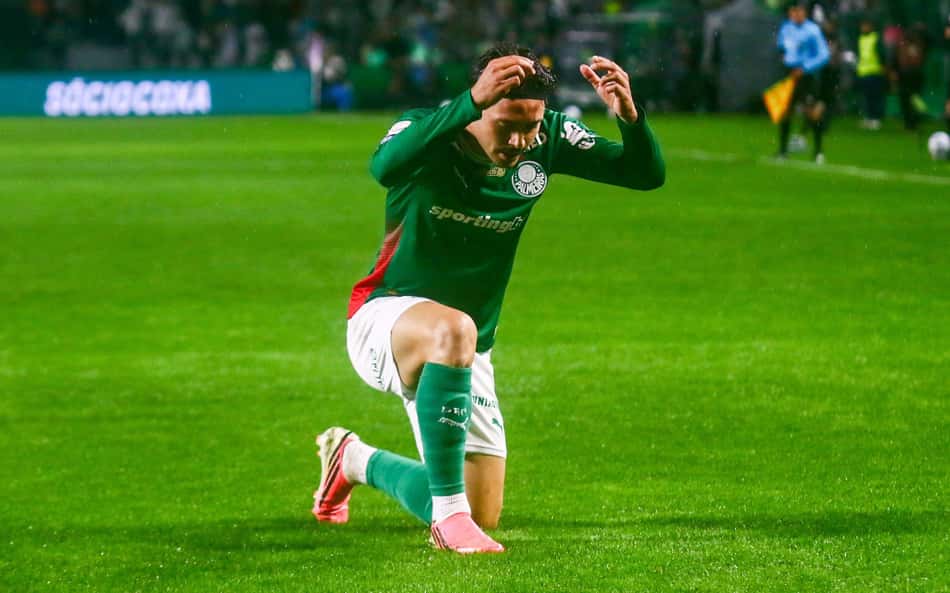 Maurício ajoelhado em comemoração de gol durante Coritiba x Palmeiras