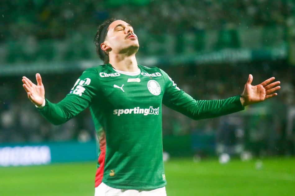 Maurício em comemoração de gol durante confronto entre Coritiba e Palmeiras pelo Brasileirão