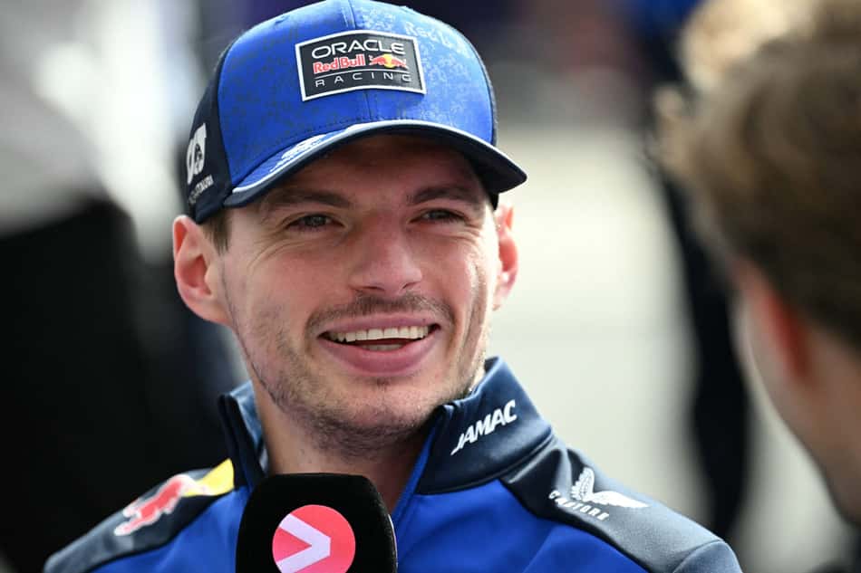 Max Verstappen concede entrevista antes do terceiro treino livre do GP da Austrália de Fórmula 1 em Albert Park. (Foto: Paul Crock/AFP)