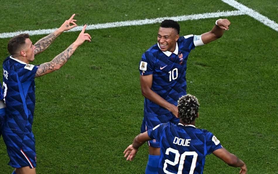 Mbappé comemora classificação da França as oitavas de final da Copa do Mundo com companheiros