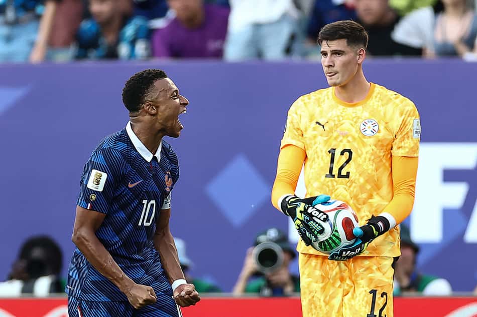 Mbappé comemora vitória da França sobre o Paraguai em frente ao goleiro Orlando Gill