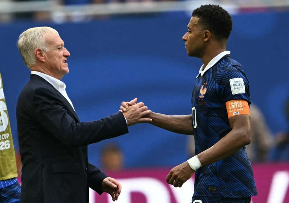 Mbappé cumprimenta Deschamps em França x Inglaterra