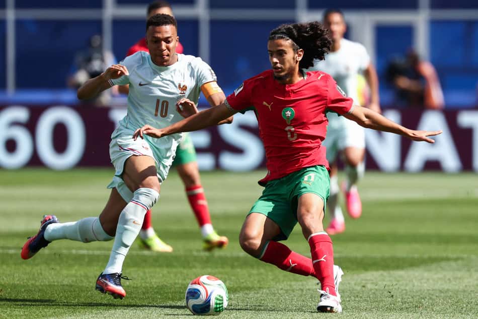 Mbappé disputa a bola com Ounahi no duelo entre França e Marrocos pelas oitavas da Copa do Mundo