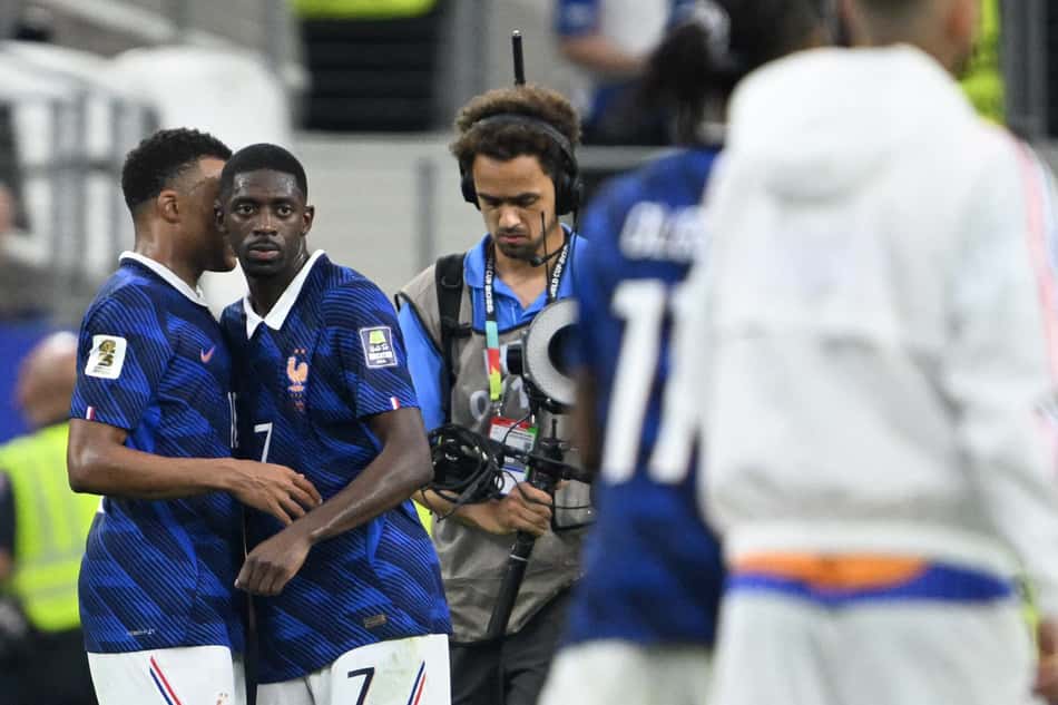 Mbappé e Dembelé conversam durante semifinal da Copa do Mundo, contra a Espanha