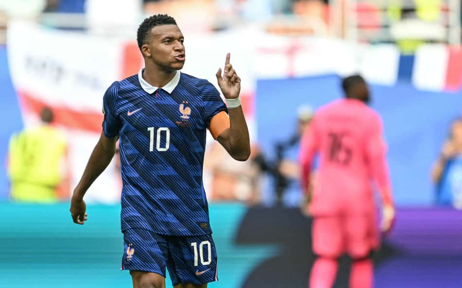 Torcedores reagem a Mbappé ultrapassando Messi em artilharia: 'Não deveria'
