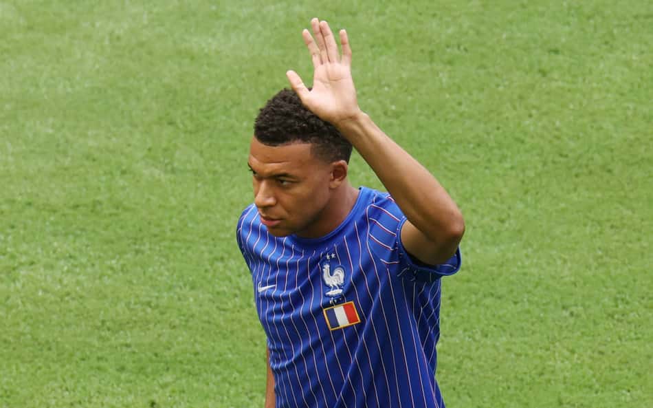 Titular em França x Inglaterra, Mbappé se despede de Deschamps