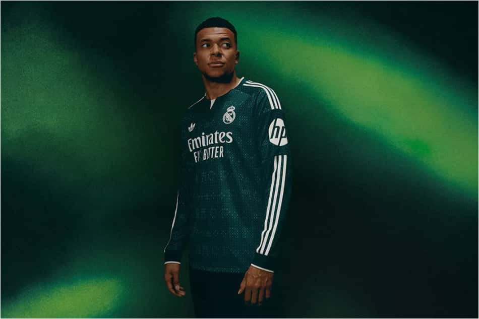 Mbappé usando o novo uniforme do Real Madrid