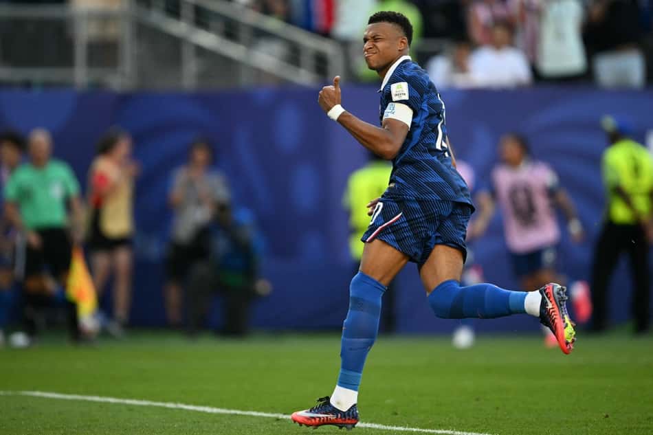 Mbappé comemora gol após cobrança de pênalti diante do Paraguai