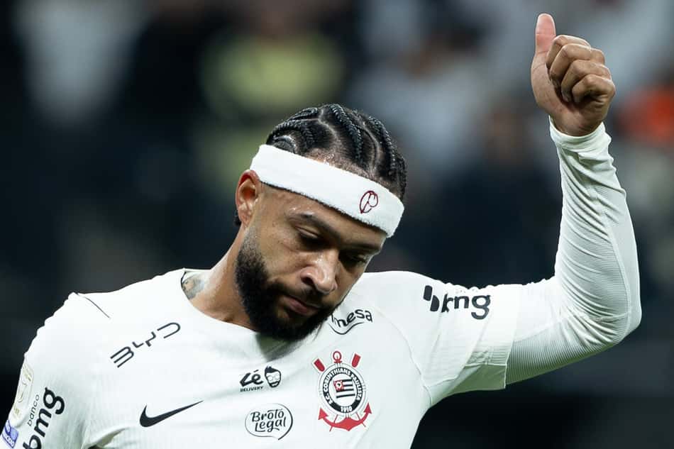 Memphis Depay faz sinal de positivo