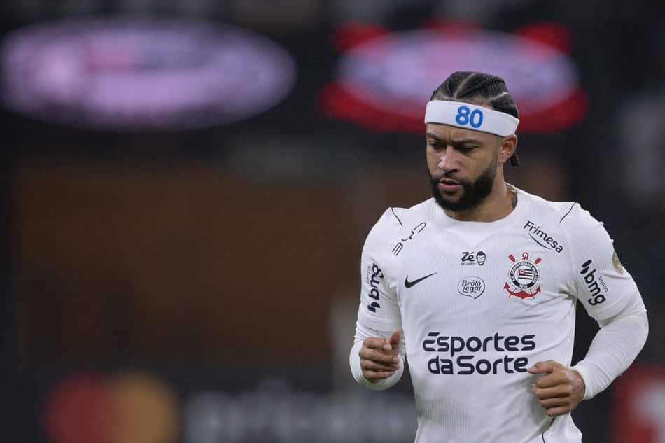 Memphis Depay durante partida do Corinthians