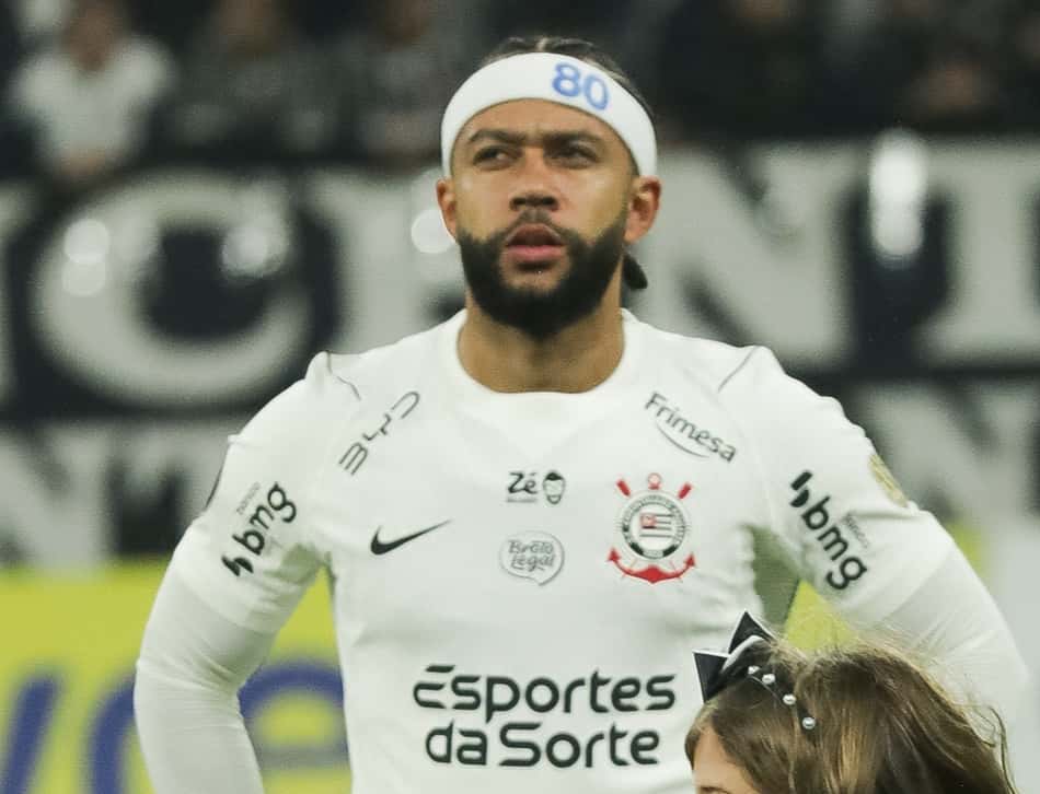 Memphis Depay com as mãos na cintura durante jogo do Corinthians